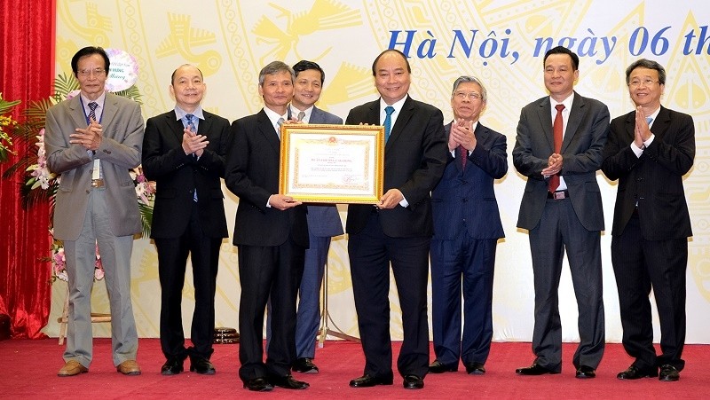 PM Nguyen Xuan Phuc awards the Labour Order to the NFSC.