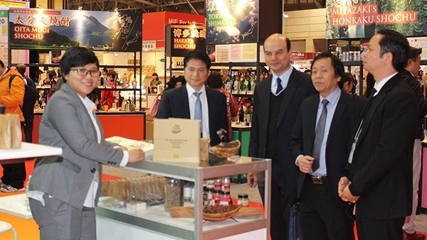 Ta Duc Minh, Trade Counselor of the Vietnamese Embassy in Japan, visiting the Vietnamese display area at Foodex Japan 2018. (Photo: VOV)