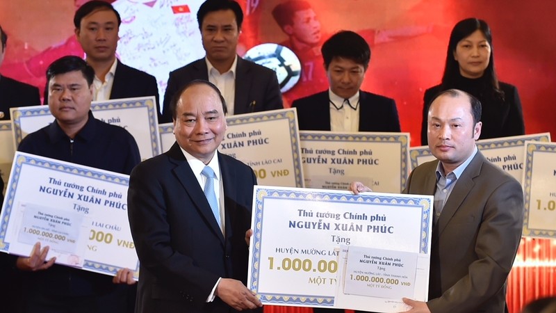 PM Nguyen Xuan Phuc delivers proceeds of U23s auction to poor districts