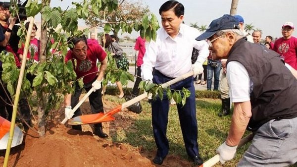 The delegates are planting cherry blossom trees. (Credit: dangcongsan.vn)