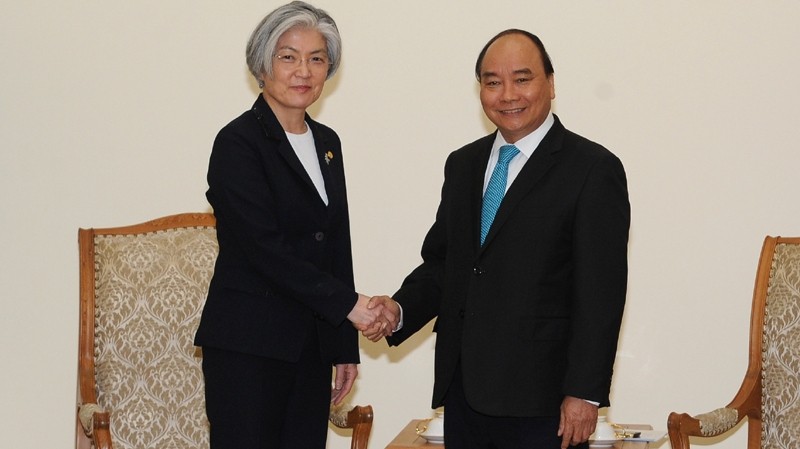 Prime Minister Nguyen Xuan Phuc (R) receives RoK Foreign Minister Kang Kyung-wha (Photo: NDO/Tran Hai)