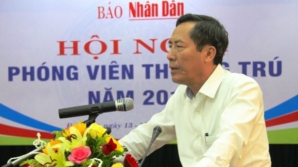 Editor-in-Chief of the Nhan Dan Newspaper Thuan Huu speaks at the meeting.