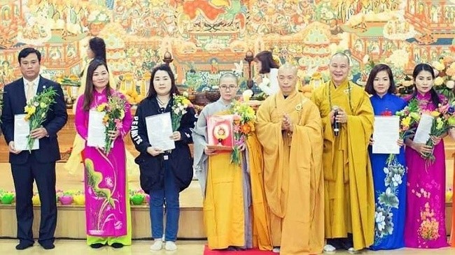 A representative from the Vietnam Buddhist Sangha (VBS) Central Committee announces a decision to recognise the Vietnamese Buddhist Association in the RoK as a member of the VBS.