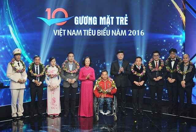 Ten winners of the Vietnam Outstanding Youth Faces Award 2016 receiving honours at a ceremony in Hanoi on March 19, 2017 (Photo: dantri.com.vn)