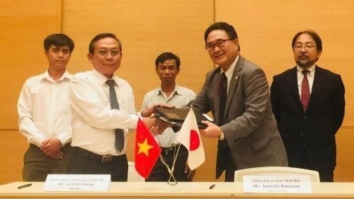 At the signing ceremony between Japanese Consul General to Ho Chi Minh City Kawaue Junichi (R) and Chairman of the Ninh Thuan province's Thuan Bac district People's Committee Le Kim Hoang. (Photo: VNA)