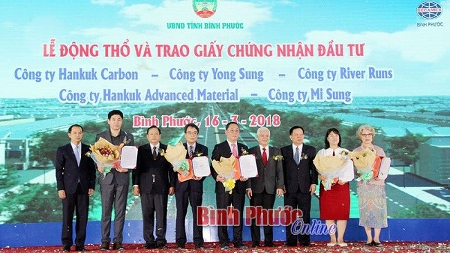 The leaders of Binh Phuoc province present investment licences to the RoK companies.