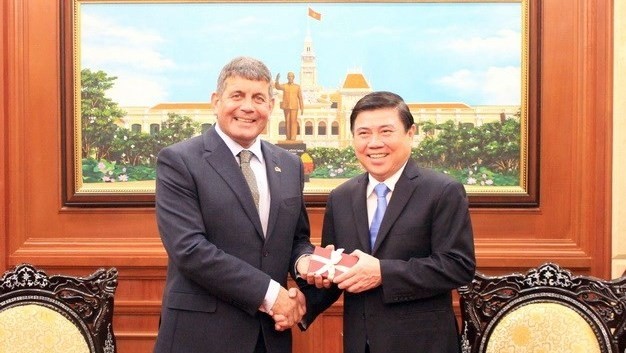 Chairman of the Ho Chi Minh City People’s Committee, Nguyen Thanh Phong (R), and Ireland’s Minister of State for Food, Forestry and Horticulture, Andrew Doyle. (Photo: VNA)