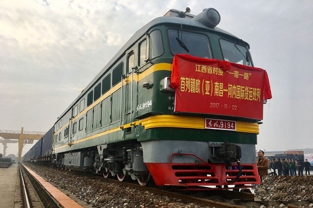 Vietnam Railways (VNR) and China Railway (CR) jointly held a ceremony to welcome the container block train at Dong Dang Station in Vietnam’s northern province of Lang Son, November 2017.