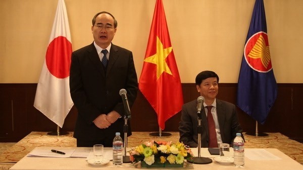 Secretary of the Ho Chi Minh City Party Committee Nguyen Thien Nhan (L) speaks at the meeting (Source: VNA)