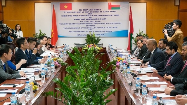 Vietnam’s Minister of Industry and Trade Tran Tuan Anh and Trade and Omani Minister of Commerce and Industry Ali bin Masoud Al Sunaidy co-chair the 3rd session of the Vietnam - Oman Joint Committee on Economic and Technical Cooperation, Hanoi, March 23. (Photo: NDO/Trung Hung)