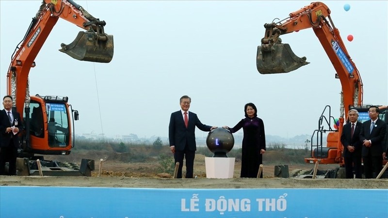 RoK President Moon Jae-in (L) and Vietnamese Vice President Dang Thi Ngoc Thinh at the ground-breaking ceremony. (Photo: laodong.vn)
