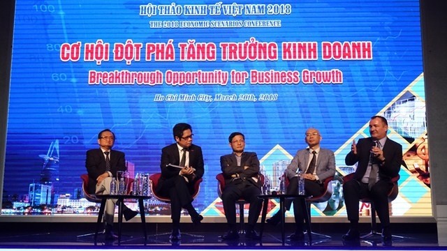 The panel discussion on breakthrough opportunities for Vietnamese economic growth at the seminar. (Photo: VnEconomy)