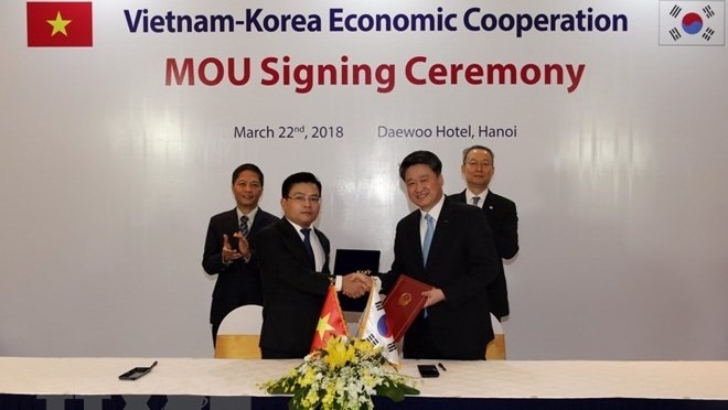 The signing of cooperation deals between the businesses of Vietnam and the RoK (Photo: VNA)