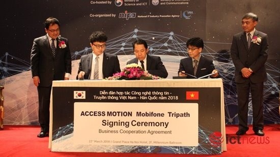 The singning ceremony between Vietnam’s MobiFone Corporation and the RoK’s Access Motion and Tripath Companies (Photo: congnghe.vn)