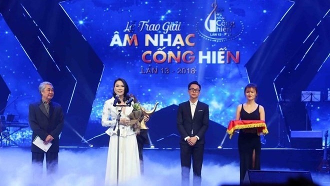 Pop star My Tam receives the ‘Singer of the Year’ and ‘Album of the Year’ awards (Photo: VNA)