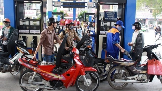 The prices of oil and petrol are kept unchanged after the latest regular review by the Ministry of Industry and Trade and the Ministry of Finance on March 23 (Photo: VNA)