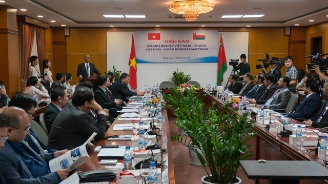Vietnam-Oman Business Forum discusses orientations for economic and trade cooperation between the two countries in the future. (Photo: NDO/Trung Hung)