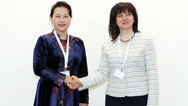 NA Chairwoman Nguyen Thi Kim Ngan (L) meets her Bulgarian counterpart Tsveta Karayancheva on the sidelines of the 138th Inter-Parliamentary Union Assembly in Geneva, Switzerland (Photo: VNA)