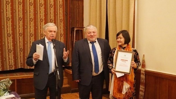 Translator Nguyen Thuy Anh receives the annual Russian award for literature translation in Moskva on February 16. (Photo: VNA)