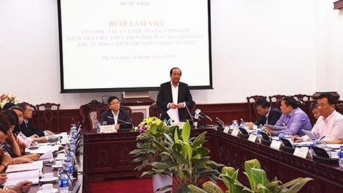 Minister and Head of the Government Office Mai Tien Dung speaks at the session. (Photo: moj.gov.vn)