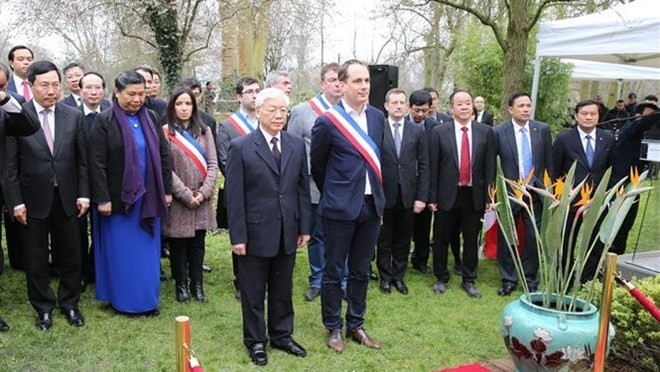 The Party leader and the Vietnamese high-ranking delegation pay tribute to President Ho Chi Minh at the Ho Chi Minh Space in Montreuil city (Photo: VNA)