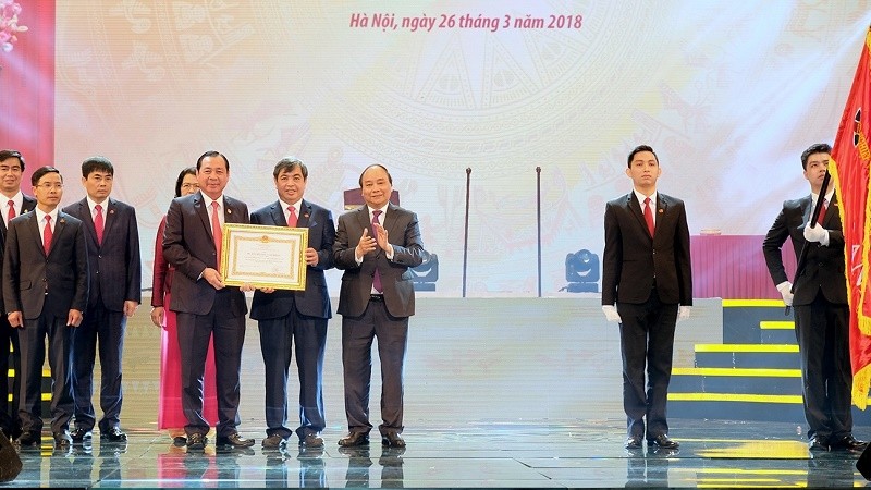 Prime Minister Nguyen Xuan Phuc awards the Labour Order to Agribank leaders.