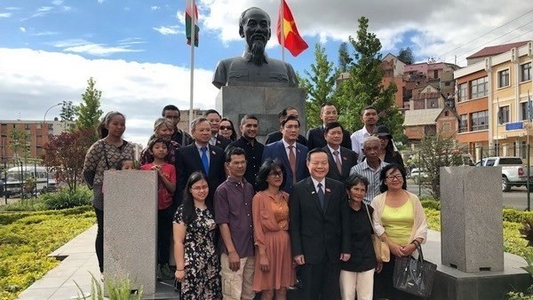 National Assembly Vice Chairman Phung Quoc Hien and the Vietnamese delegation take a picture with Vietnamese-Malagasy people at the President Ho Chi Minh statue in Antananarivo, Madagascar. (Photo: VNA)