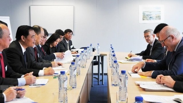 Minister of Agriculture and Rural Development Nguyen Xuan Cuong holds a working session with European Commissioner for Agriculture and Rural Development Phil Hogan. (Photo: VNA)