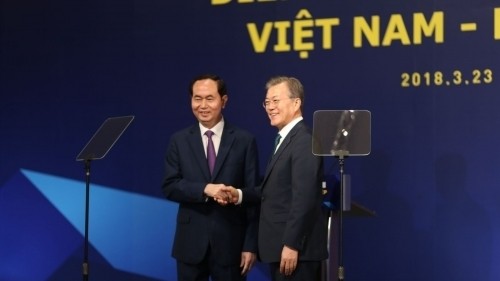 President Tran Dai Quang (L) and RoK President Moon Jae-in (R)