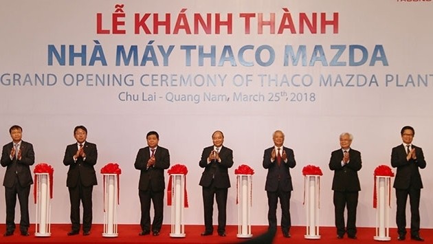 PM Nguyen Xuan Phuc (C) joins delegates at the inaugural ceremony for Thaco Mazda plant in Quang Nam on March 25. (Photo: NDO)