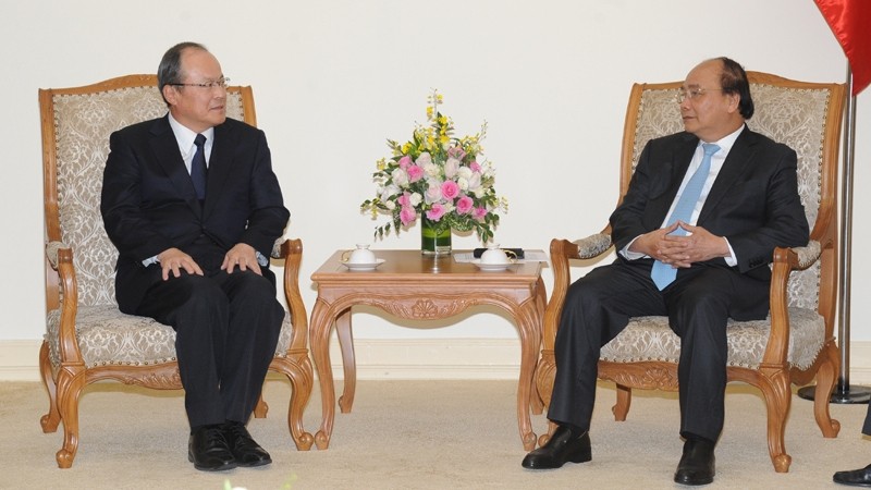Prime Minister Nguyen Xuan Phuc (R) receives CEO and President of Mitsubishi Corporation Takehiko Kakiuchi. (Photo: NDO/ Tran Hai)