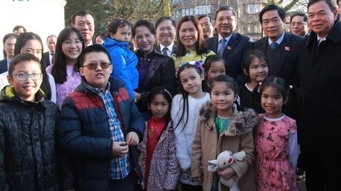 National Assembly Chairwoman Nguyen Thi Kim Ngan and families of Vietnamese embassy staff in the Netherlands (Photo: VOV)