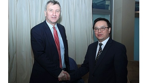Head of the PCC Commission for External Relations Hoang Binh Quan (R) receives Maurice Braud, National Secretary for International Affairs, Migration and Co-development of the French Socialist Party 