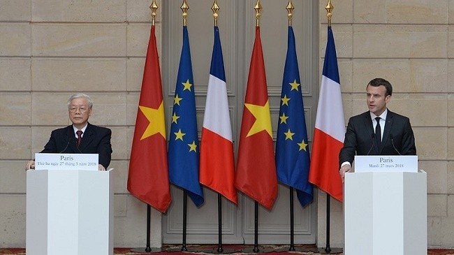Party General Secretary Nguyen Phu Trong (left) and French President Emmanuel Macron meet with the press following their talks in Paris on March 27. (Photo: VOV)