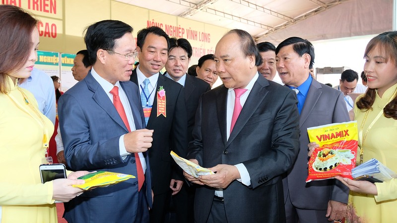 Prime Minister Nguyen Xuan Phuc visits a booth at the Vinh Long province's investment promotion conference (Photo:VGP)