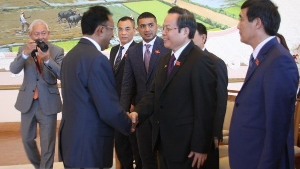 NA Vice Chairman Phung Quoc Hien (second from right) shakes hands with President of Madagascar Hery Rajaonarimampianina. (Photo: VNA)