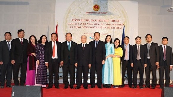 Party General Secretary Nguyen Phu Trong (seventh from left) and representatives of the Vietnamese community and officials of the Vietnamese Embassy in France (Photo: VOV)