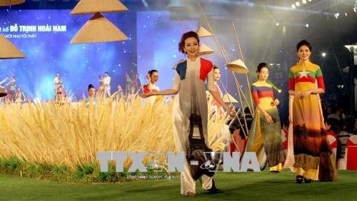 A ao dai performance at the opening ceremony (Photo: VNA)
