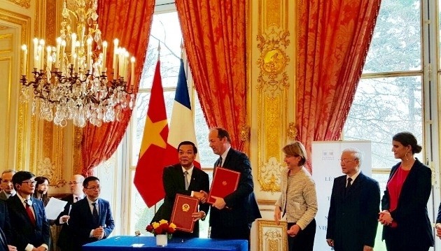 Delegates at the signing of a letter of intention (LoI) on space technology between Vietnam’s Ministry of Science and Technology and France’s Airbus Defence and Space