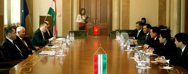 The talks between officials of the Supreme People’s Court of Vietnam and the Hungarian Prosecution Service (Photo: VNA)