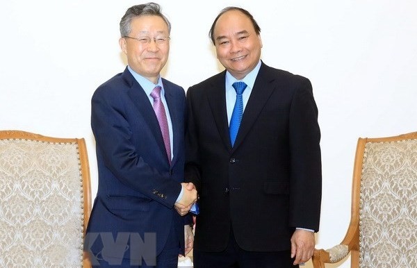 PM Nguyen Xuan Phuc receives former Minister of Policy Coordination of the RoK Yoon Dae-hee. (Photo: VNA)