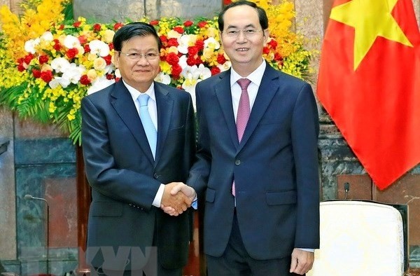 President Tran Dai Quang (R) receives Lao PM Thongloun Sisoulith (photo: VNA)