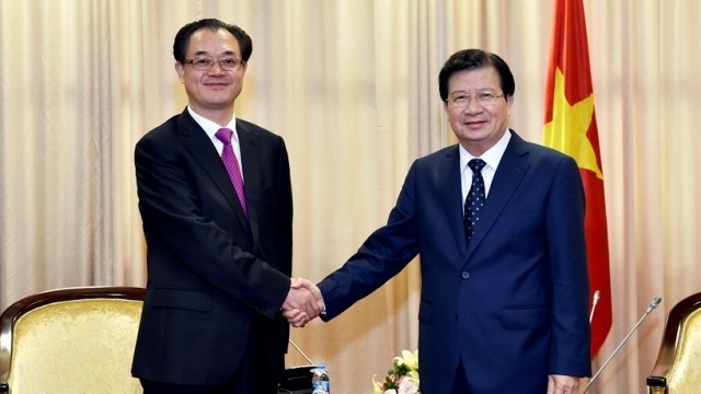 Deputy PM Trinh Dinh Dung (R) receives Vice Mayor of China’s Chongqing city Liu Guiping in Hanoi on March 29. (Photo: VGP)