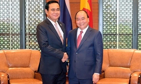 PM Nguyen Xuan Phuc (R) and his Thai counterpart Prayuth Chan-ocha 