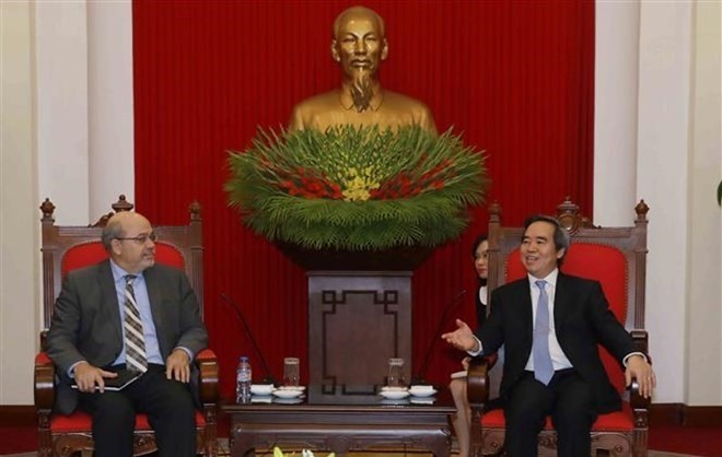 Chairman of the Party Central Committee’s Commission for Economic Affairs Nguyen Van Binh hosts division chief in IMF’s Asia-Pacific department Alex Mourmouras in Hanoi on March 29. (Photo: VNA)