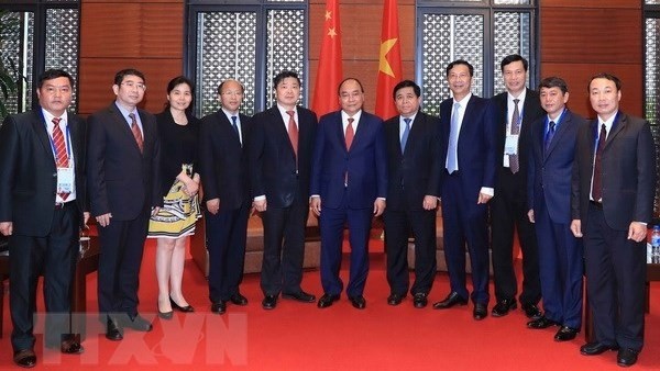 PM Nguyen Xuan Phuc and leaders of the Chinese provinces of Yunnan, Guangdong, Guangxi, and Hainan pose for a photo