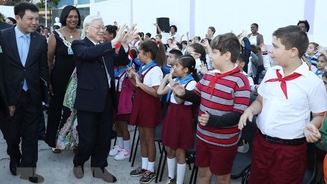 Party chief Nguyen Phu Trong greets students during his visit to  Vo Thi Thang school in Cuba (Photo: VNA)
