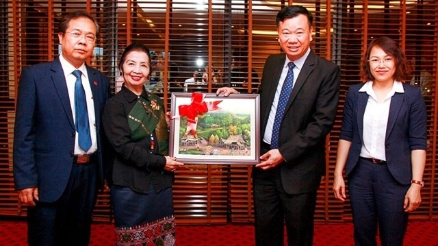 Vice President Nhotkeomany Suphanuvong (second from the left) presents a gift to the Quang Ninh provincial Fatherland Front Committee.
