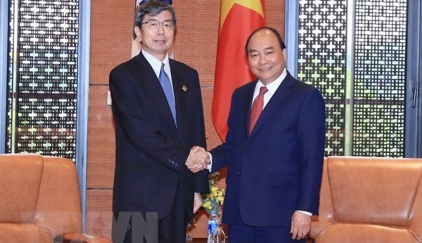 PM Phuc (R) and ADB President Takehiko Nakao (photo: VNA)