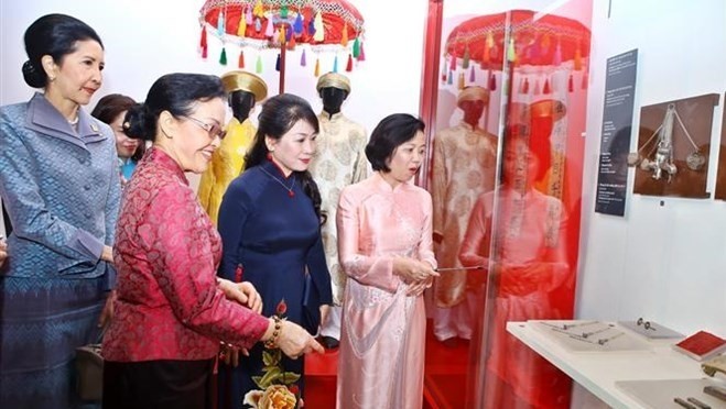 Wife of Prime Minister Nguyen Xuan Phuc, Tran Nguyet Thu (​second, right), accompanies wife of the Lao PM, Naly Sisoulith (second, left) and wife of the Thai PM, Naraporn Chan-o-chan (first, left) to visit the Vietnamese Women’s Museum on March 31 (Photo: VNA)